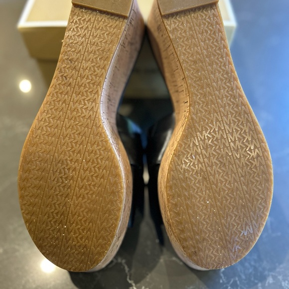 MICHAEL KORS - JILLY PLATFORM SLIDE - SZ 8.5 - WORN ONCE - Picture 7 of 9
